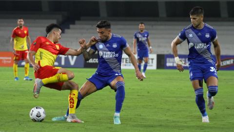 El futbolista de Emelec, Joao Rojas, disputa un balón en el partido ante Aucas, en Guayaquil, el 1 de agosto de 2021.