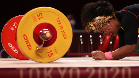 Tamara Salazar festeja  después de levantar 147 kilogramos en su segundo intento del envión, el lunes 2 de agosto de 2021.