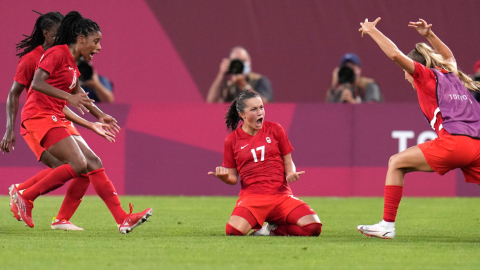 Las jugadoras de la selección de Canadá celebran el gol de Jessie Fleming, en la semifinal frente a Estados Unidos.