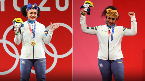 Las halteristas ecuatorianas Neisi Dajomes y Tamara Salazar con las medallas de oro y plata que lograron en los Juegos de Tokio.