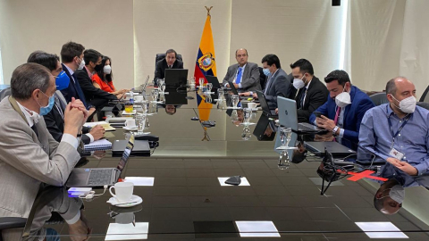 Autoridades de Ecuador junto a la Misión del FMI, en Quito, el 2 de agosto de 2021. 