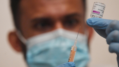 Un sanitario prepara una dosis de la vacuna anticovid-19 en un centro de salud de Londres. 