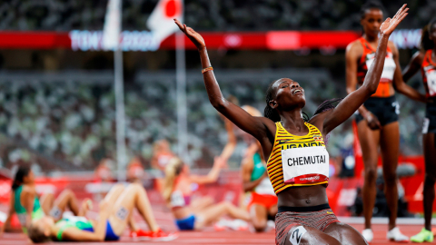 Peruth Chemutai, de Uganda, celebra su victoria en la final femenina de carreras de obstáculos de 3.000 metros en los Juegos Olímpicos de Tokio, el miércoles 4 de agosto de 2021.