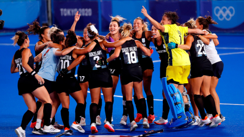 Las jugadoras de Argentina celebran el 2-1 frente a India y su pase a la final del hockey sobre césped en Tokio.