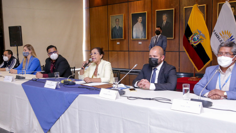 La presidenta de la Asamblea, Guadalupe Llori, en rueda de prensa junto a los jefes de bancada este 4 de agosto de 2021.