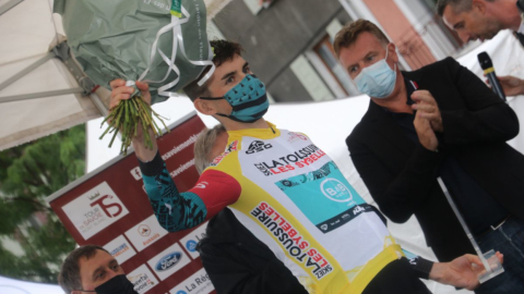 El francés Maxime Chevalier luce la camiseta amarilla, de primer líder, del Tour de Savoie, después de ganar el prólogo, el miércoles 4 de agosto de 2021. 