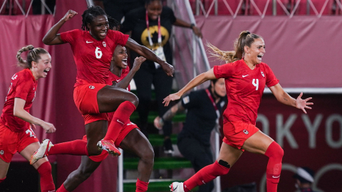 Las jugadoras de Canadá celebran su pase a la final olímpica de fútbol femenino.