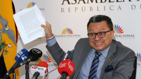 El asambleísta Ricardo Vanegas, en rueda de prensa este 5 de agosto de 2021, en Guayaquil.