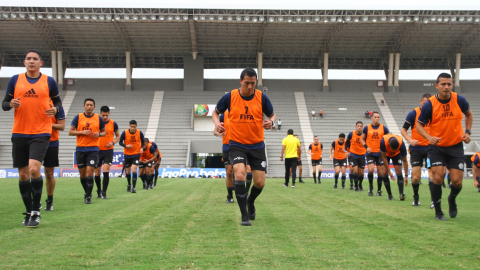 Los árbitros ecuatorianos entrenan durante un curso de FIFA, en Guayaquil, el 15 de junio de 2021.