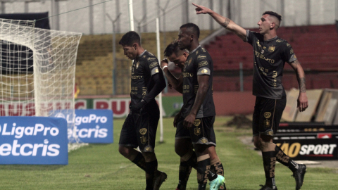 Diego Dorregaray, del  Deportivo Cuenca, celebra con sus compañeros el gol que anotó frente al Manta, el viernes 6 de agosto de 2021.