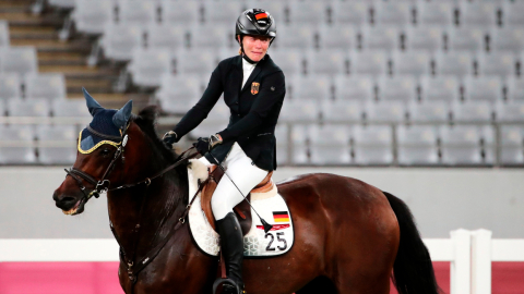 La alemana Annika Schleu monta al caballo Saint Boy, que después sería golpeado por su entrenadora Kim Raisner, en los Juegos de Tokio el 6 de agosto de 2021. 