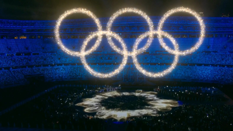 Partículas de luz formaron los anillos olímpicos durante la ceremonia de Clausura de Tokio el 8 de agosto de 2021. 