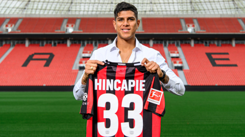 El futbolista ecuatoriano, Piero Hincapié, posa con la camiseta número 33 del Bayer Leverkusen que usará en esta temporada.