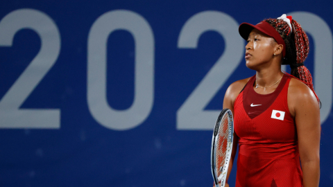 Naomi Osaka reacciona tras perder un punto contra Marketa Vondrousova durante la tercera ronda de tenis en los Juegos Olímpicos de Tokio.