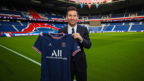 Lionel Messi posa con la camiseta del PSG, en el Parque de los Príncipes, el martes 10 de agosto de 2021.