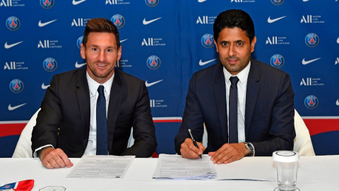 Lionel Messi firma su contrato por dos temporadas con el PSG, el 10 de agosto de 2021.