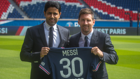 Nasser Al-Khelaifi, presidente del PSG, junto a Lionel Messi en el Parque de los Príncipes, el miércoles 11 de agosto de 2021. 