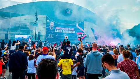 Hinchas del PSG se reúnen alrededor del estadio del club, en París, el 11 de agosto de 2021. 