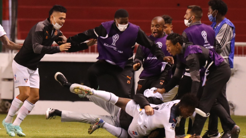 Los jugadores de Liga festejan el gol ante Paranaense, en Quito, el jueves 12 de agosto de 2021.