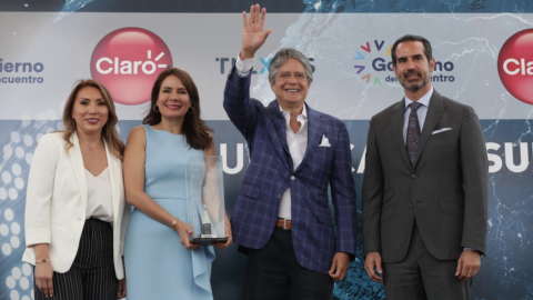 Verónica Pazmiño, gerente de Telxius; Viana Maino, ministra de Telecomunicaciones; Guillermo Lasso, presidente de Ecuador y Alfredo Escobar, presidente de Claro durante el encendido del cable submarino Mistral, el 13 de agosto de 2021 en Guayaquil.