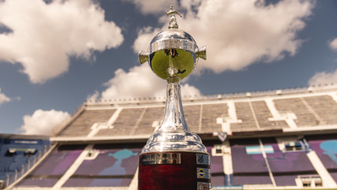 El trofeo de la Copa Libertadores Femenina para la edición 2021. 