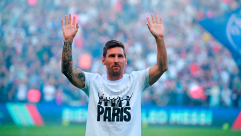 Lionel Messi saluda a la afición del PSG en Parque de los Príncipes, durante su presentación previo al encuentro contra el Estrasburgo, el 14 de agosto de 2021.