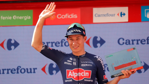 El ciclista belga del Alpecin Fenix, Jasper Philipsen celebra en el podio su victoria en la segunda etapa de la Vuelta a España, de 166,7 kilómetros, entre Caleruega y Burgos. EFE/ Manuel Bruque