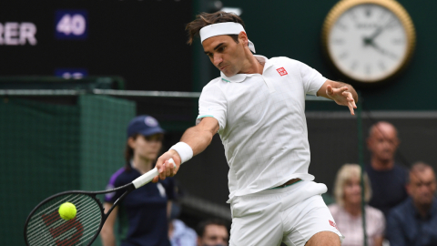 Roger Federer, disputando la primera ronda de Wimbledon, el 29 de junio de 2021. 