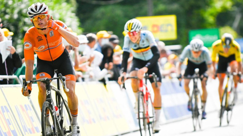 El neerlandés Marijn Van den Berg festeja su victoria en la Etapa 3 del Tour de l'Avenir, el lunes 16 de agosto de 2021.