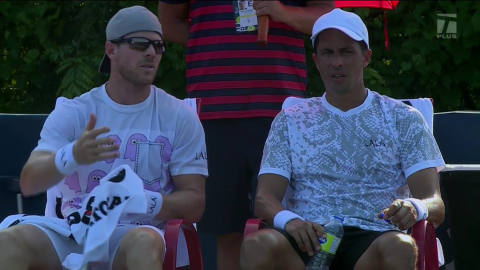 Escobar y Behar conversan durante el partido de primera ronda en el Masters 1.000 de Cincinnati, el 16 de agosto de 2021.