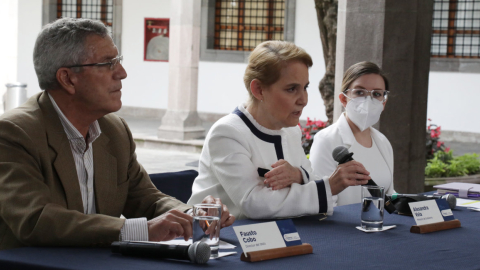 Fausto Cobo, SNAI; Alexandra Vela, ministra de Gobierno, y Bernarda Ordónez, secretaria de DD. HH., en rueda de prensa. 18 de agosto de 2021