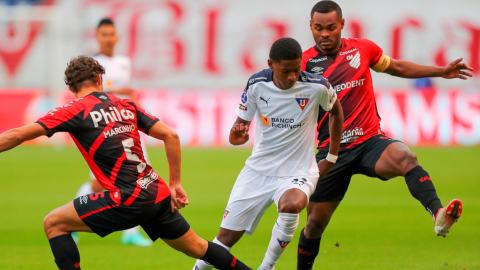 Nilson Angulo de Liga disputa el balón con Marcio de Oliveira y Maycon Ferreira 'Nikão' de Paranaense, en la ida de los cuartos de final de la Copa Sudamericana.