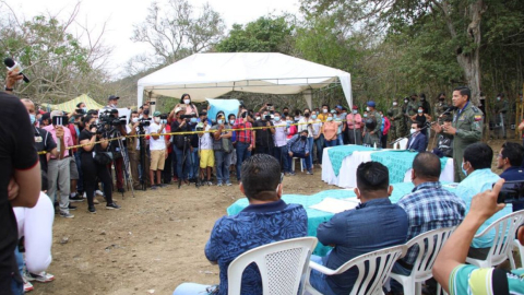 Reunión entre comuneros de Montecristi y autoridades de la FAE por la ubicación de un radar, el 16 de agosto de 2021.