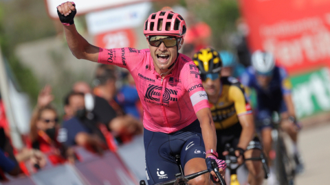 Magnus Cort Nielsen celebra su victoria en la Etapa 6 de la Vuelta a España, por delante de Primoz Roglic, el jueves 19 de agosto de 2021. 