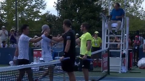 Gonzalo Escobar y Ariel Behar saludan con sus rivales al término de los octavos de final del Open de Cincinnati, el 19 de agosto de 2021. 