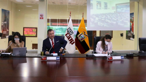 La ministra de Salud, Ximena Garzón; el presidente del COE, Juan Zapata; y la ministra de Educación, María Brown, durante una rueda de prensa en el ECU 911, el 20 de agosto de 2021.