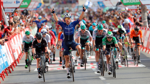 El ciclista neerlandés Fabio Jakobsen celebra su victoria durante la octava etapa de la Vuelta a España, el sábado 21 de agosto de 2021.