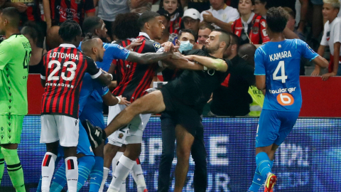 Hinchas del Niza se enfrentan a los jugadores del Marsella en el Allianz Rivera, el 22 de agosto de 2021. 