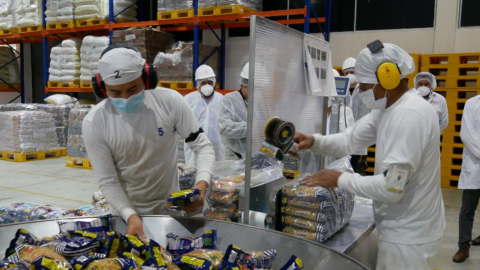 Trabajadores en una empresa de alimentos en Quito, el 20 de agosto de 2021. 