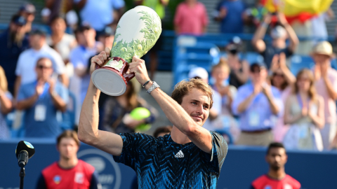 Alexander Zverev, con el trofeo del Masters 1000 de Cincinnati, el 22 de agosto de 2021. 