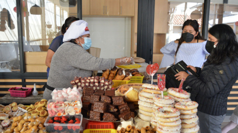 Una mujer vende dulces  en Cuenca, el 4 de agosto de 2021. 