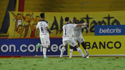 Los jugadores de Liga festejan el gol ante Barcelona, por la LigaPro, el 23 de agosto de 2021, en el estadio Banco Pichincha.