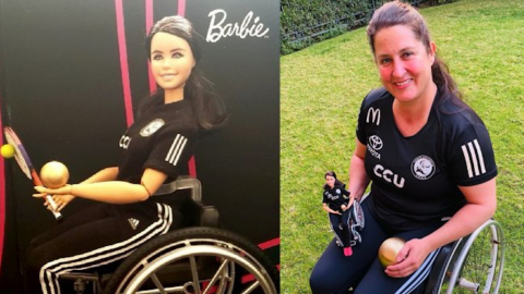 La atleta paralímpica chilena Francisca Mardones junto a la Barbie inspirada en ella.