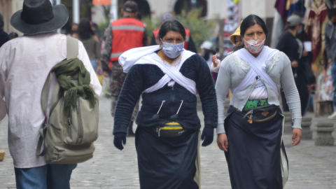 Dos mujeres caminan en el centro histórico de Cuenca, el 18 de agosto de 2021. 