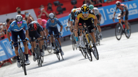 El esloveno Primoz Roglic lanzando un ataque en el muro de Valdepeñas de Jaén, en la Etapa 11 de la Vuelta a España, el miércoles 25 de agosto de 2021.