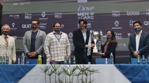 El organizador del evento, Nicolás Lapentti (centro), levanta el trofeo que se entregará al campeón, en una rueda de prensa el 25 de agosto de 2021, en Quito.