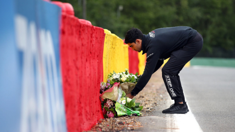 Juan Manuel Correa deja un ramo de flores, el jueves 26 de agosto de 2021, en la zona del accidente donde murió Anthoine Hubert, en Bélgica.