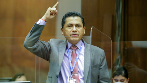 El asambleísta Darwin Pereira (Pachakutik), en sesión del Pleno el 8 de julio de 2021. Ahora, defendió la legalidad de la comisión pluripartidista que evaluó a Guadalupe Llori.