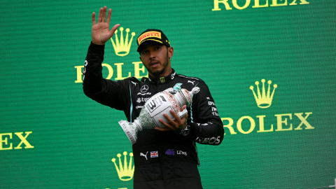 Lewis Hamilton saluda desde el podio tras haber llegado en el terer puesto del Gran Premio Hungría  el 1 de agosto de 2021.