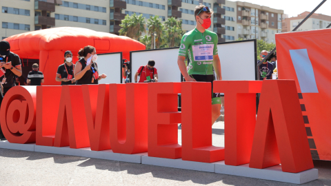 El ciclista neerlandés Fabio Jakobsen (Deceuninck), tras el control de firmas al inicio de la duodécima etapa de la Vuelta a España, este jueves 26 de agosto entre Jaén y Cordoba, de 175 kilómetros de recorrido.